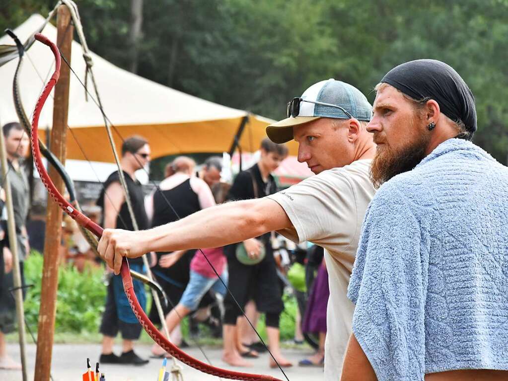 Ob mittelalterlich gewandet oder zivil: Die Besucher des Mittelalterlich Phantasie Spectaculum in Weil am Rhein hatten jede Menge Spa beim Festival.