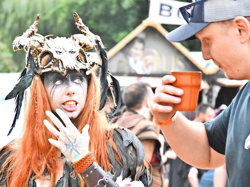 Ob mittelalterlich gewandet oder zivil: Die Besucher des Mittelalterlich Phantasie Spectaculum in Weil am Rhein hatten jede Menge Spa beim Festival.