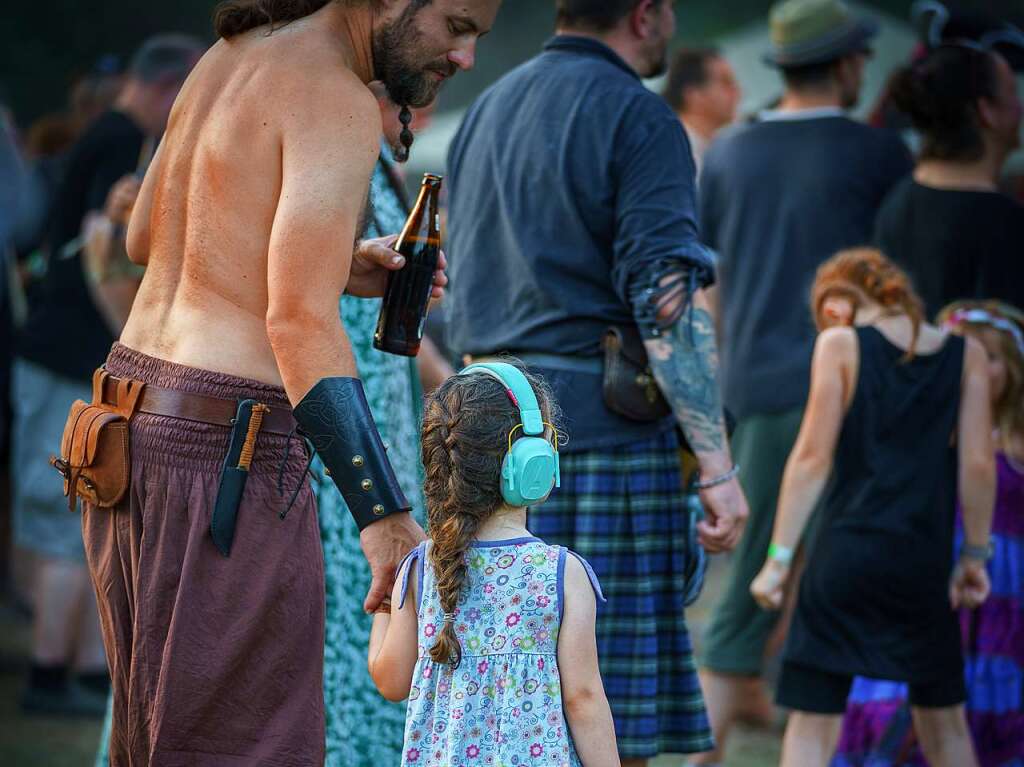 Ob mittelalterlich gewandet oder zivil: Die Besucher des Mittelalterlich Phantasie Spectaculum in Weil am Rhein hatten jede Menge Spa beim Festival.