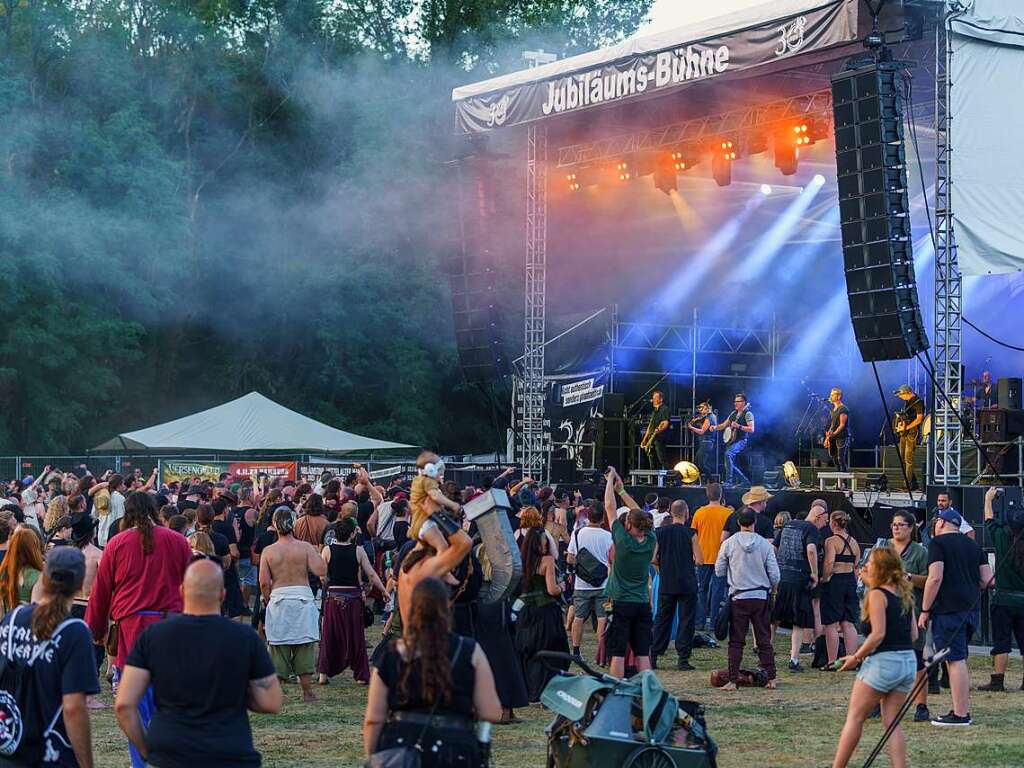 Ob mittelalterlich gewandet oder zivil: Die Besucher des Mittelalterlich Phantasie Spectaculum in Weil am Rhein hatten jede Menge Spa beim Festival.