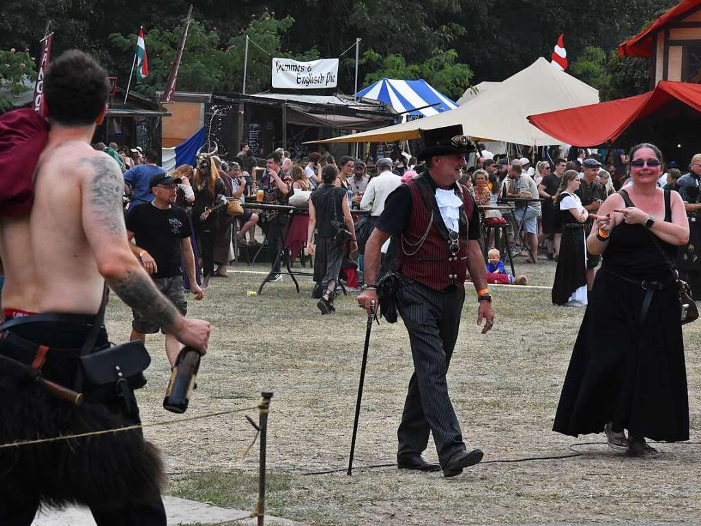 Ob mittelalterlich gewandet oder zivil: Die Besucher des Mittelalterlich Phantasie Spectaculum in Weil am Rhein hatten jede Menge Spa beim Festival.