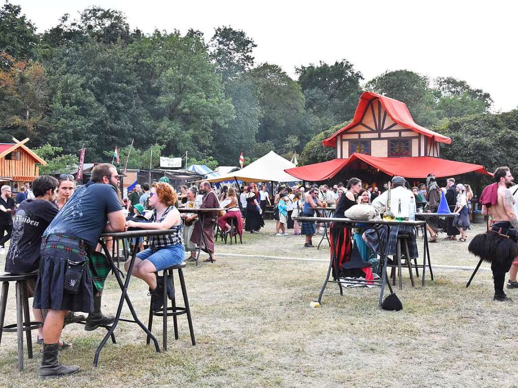 Ob mittelalterlich gewandet oder zivil: Die Besucher des Mittelalterlich Phantasie Spectaculum in Weil am Rhein hatten jede Menge Spa beim Festival.