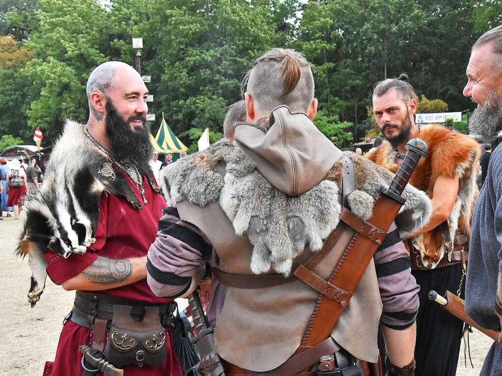 Ob mittelalterlich gewandet oder zivil: Die Besucher des Mittelalterlich Phantasie Spectaculum in Weil am Rhein hatten jede Menge Spa beim Festival.