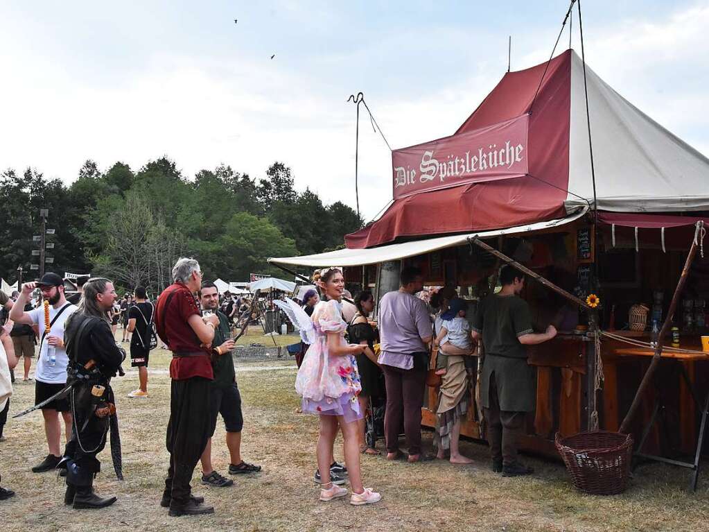 Ob mittelalterlich gewandet oder zivil: Die Besucher des Mittelalterlich Phantasie Spectaculum in Weil am Rhein hatten jede Menge Spa beim Festival.