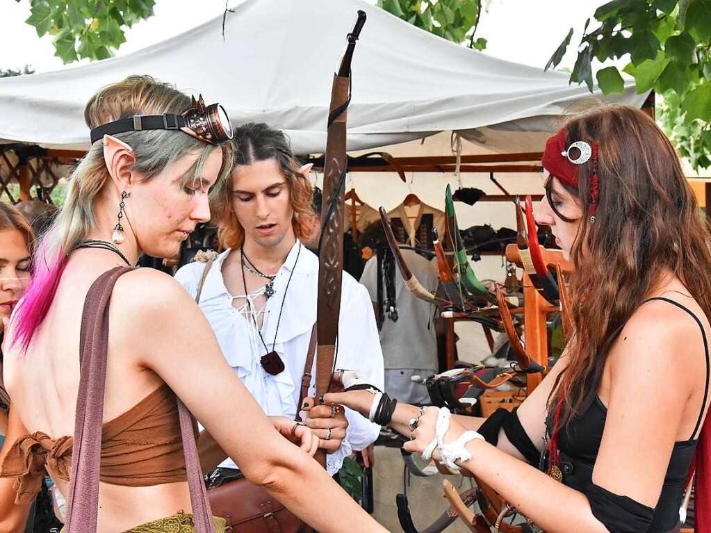 Ob mittelalterlich gewandet oder zivil: Die Besucher des Mittelalterlich Phantasie Spectaculum in Weil am Rhein hatten jede Menge Spa beim Festival.