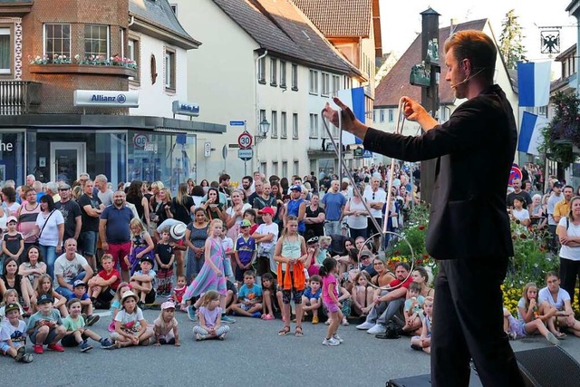 Zauberei vor groem, aber auch kleinem Publikum gab es am Mailnder Tor.  | Foto: Heidrun Simoneit