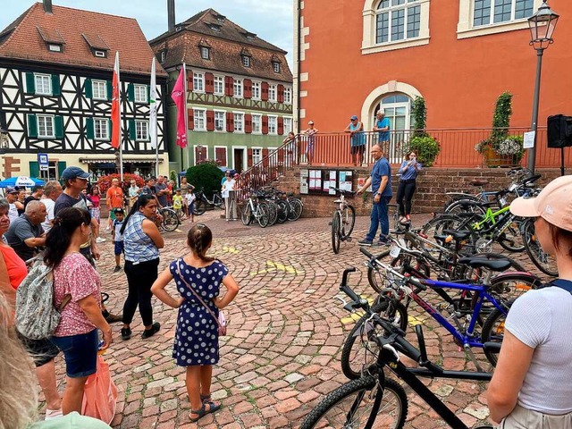 Fundfahrrder kamen vor dem Ettenheimer Rathaus unter den Hammer.   | Foto: Bertold Obergfll