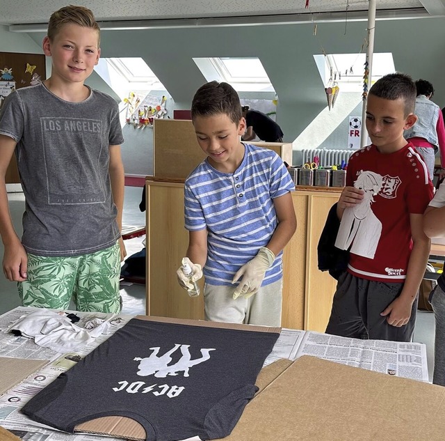 Die Kinder gestalten ihre eigenen T-Shirts.  | Foto: Daniel Hengst