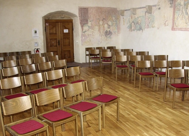 Leichte Sthle haben die schweren Kirchenbnke in St. Alban abgelst.  | Foto: Horst David