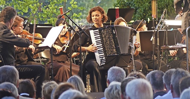 Fr einen stimmungsvollen Auftakt der ... Akkordeon-Solistin Ksenija Sidorova.   | Foto: Roswitha Frey