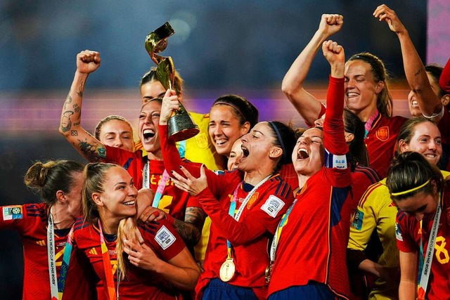 Spaniens Spielerinnen freuen sich  ausgelassen nach ihrem ersten WM-Triumph.  | Foto: Abbie Parr (dpa)