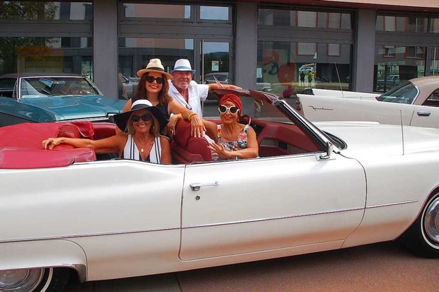 Einmal im Cadillac mitfahren: Ein beso...d Tina Petzold mit Fahrer Rolf Faller.  | Foto: Petra Wunderle