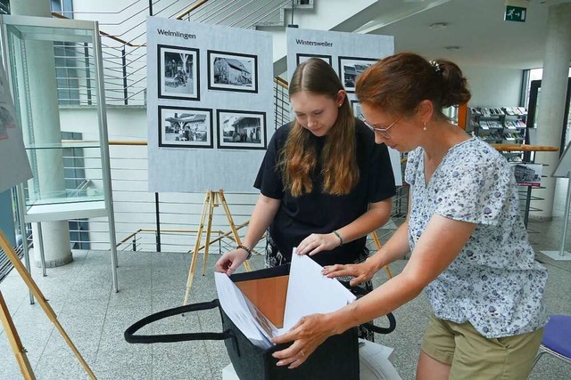 Auf der Suche nach der Vergangenheit. Die Tasche birgt wahre Schtze.  | Foto: Ulrich Senf