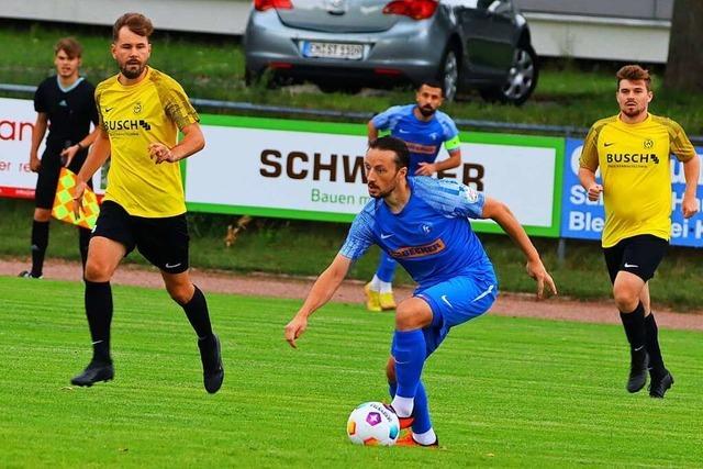 Hendrik Gehring trifft fr den FC Denzlingen aus 55 Metern