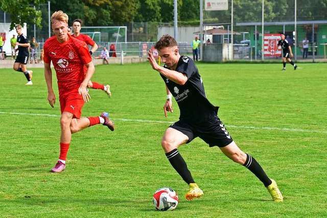 Kampf war Trumpf zwischen dem FFC und ...links) seinen Gegner Johannes Binkert.  | Foto: Daniel Thoma