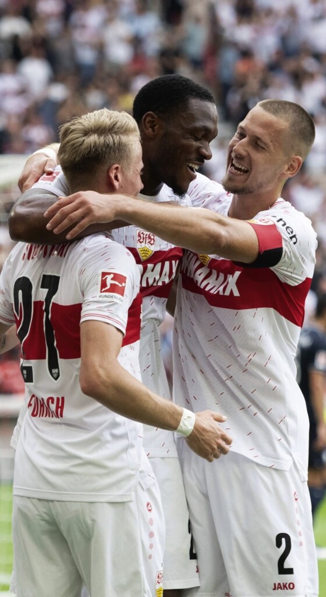 Dan-Axel Zagadou feiert seinen Treffer... (links) und  Waldemar Anton (rechts).  | Foto: IMAGO/Eibner-Pressefoto/Wolfgang Frank