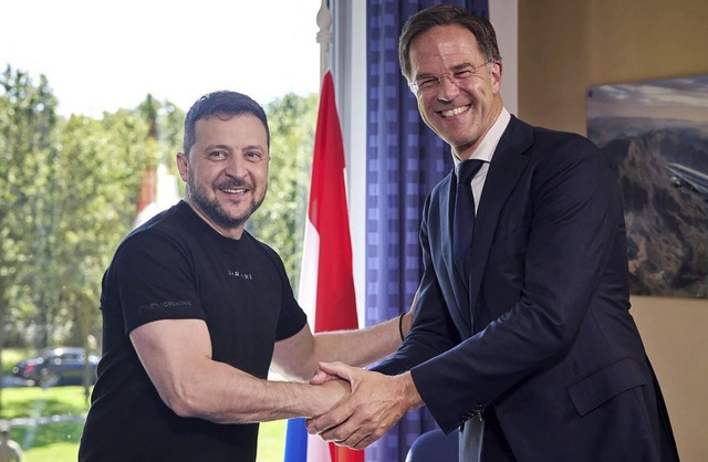 Ukraines  Prsident Selenskyj dankt dem niederlndischen Premier Rutte.  | Foto: HANDOUT (AFP)