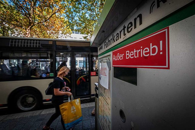 Die Fahrkartenautomaten der SWEG im St...un bis zum Jahresende abgebaut werden.  | Foto: Jonas Hirt