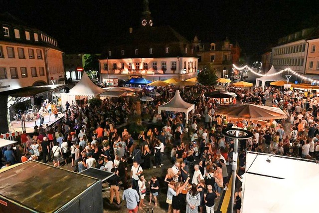 Dicht gedrngt sammelte sich das Publikum vor allem auf dem  Marktplatz.  | Foto: Markus Zimmermann