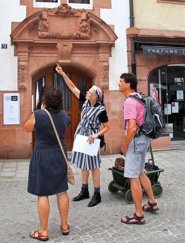 Stadtfhrerin Annemarie Friedrich-Kirn...m Rundgang in der Lahrer Marktstrae.   | Foto: Juliana Eiland-Jung