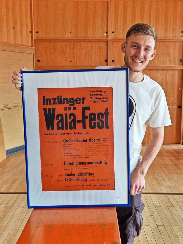 Florian Siebold (mit Plakat von 1967) ...n des Inzlinger Waiefeschts zustndig.  | Foto: Maja Tolsdorf