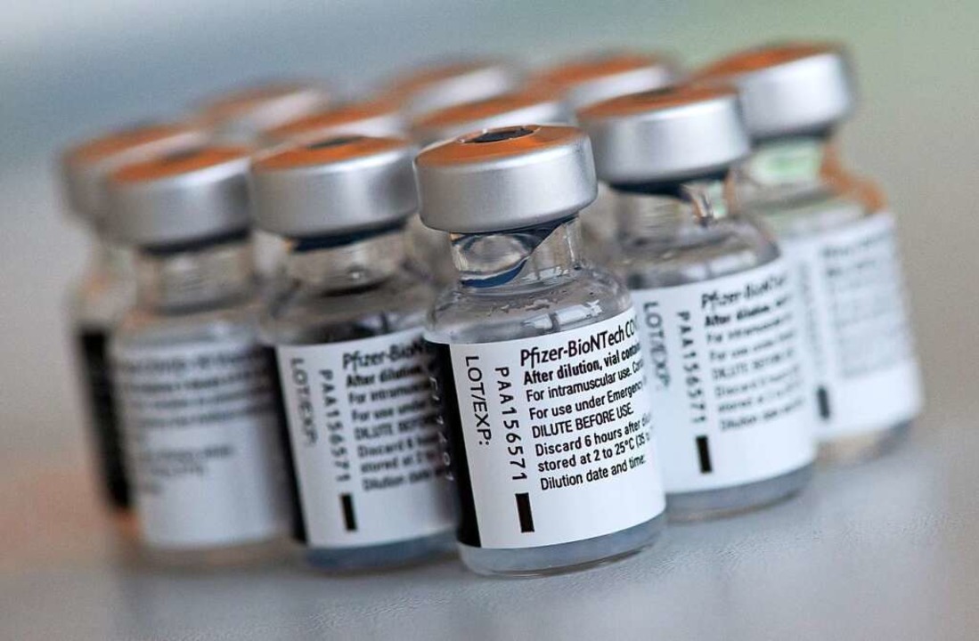 Der neue Corona-Impfstoff kommt auch a... auf diesem Archivbild als Fläschchen.  | Foto: Sven Hoppe (dpa)