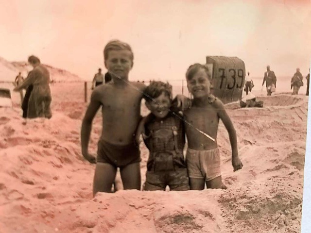 Jochen  Bruhn (links) 1955 mit einem K...der, Ferienfreuden auf Sylt genieend.  | Foto: privat