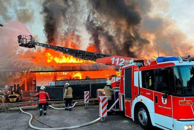 Gewerbehalle in Pratteln brennt ab – Zugverkehr läuft wieder ohne Einschränkungen