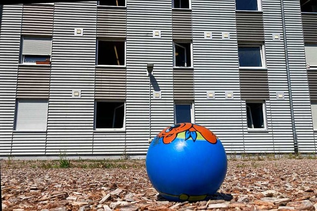 Ein Ball liegt vor der Flchtlingsunte... Sckingen, die bald geschlossen wird.  | Foto: Annemarie Rsch