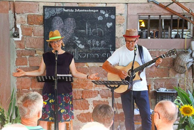 Ulrike Derndinger und Heinz Siebold auf der Bhne in Nonnenweier  | Foto: kmx