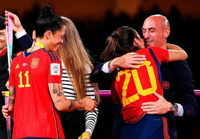 In dieser Szene umarmt Spaniens Verban...rmoso gab es am Montag zunchst nicht.  | Foto: FRANCK FIFE (AFP)
