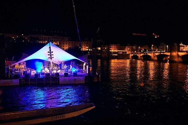 Beim Floß-Festival in Basel gibt es gratis Konzerte – und das vielleicht teuerste Bier der Stadt