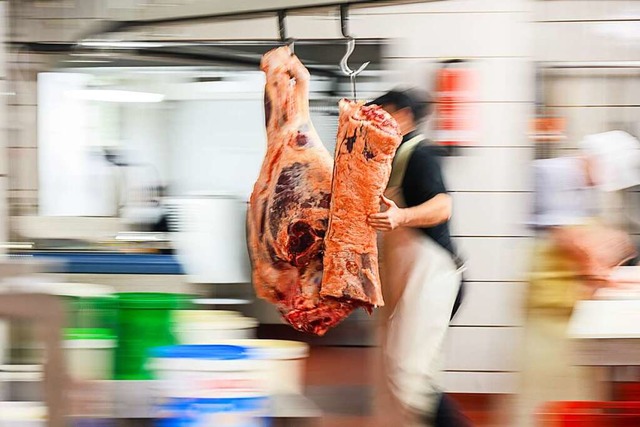 Bei der Verarbeitung von Fleisch gelten strikte Hygienevorgaben.  | Foto: Robert Michael