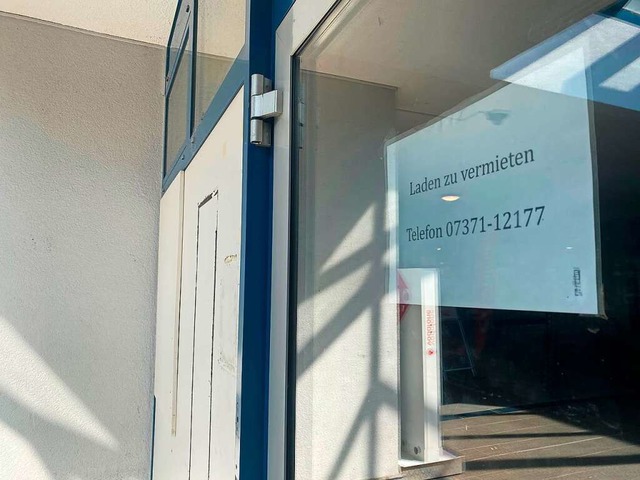 &#8222;Laden zu vermieten&#8220; &#821... Kurzem noch der Postbank-Geldautomat.  | Foto: Leni Meder