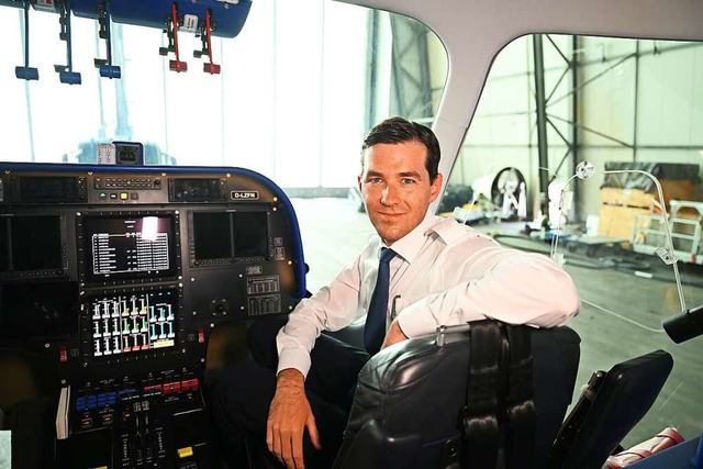 Viktor Schacht sitzt in der Gondel des...n der Ausbildung zum Zeppelin-Piloten.  | Foto: Felix Kstle (dpa)