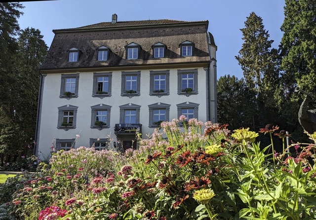 Noch blhen vor dem Bad Sckinger Schloss sommerliche Blumen.  | Foto: Nickolas Fahrner