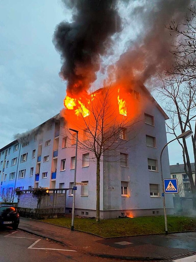 Beim Eintreffen der Feuerwehr stand ei...ert-Schweitzer-Strae unter Vollbrand.  | Foto: Feuerwehr Offenburg