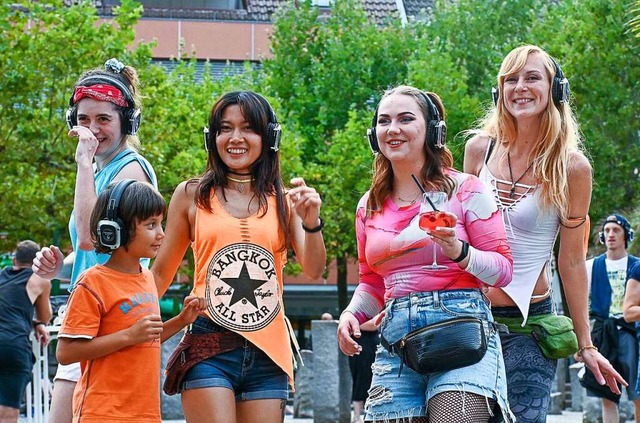 Viele feierten ausgelassen bei der Silent Disco in Lahr.  | Foto: Endrik Baublies