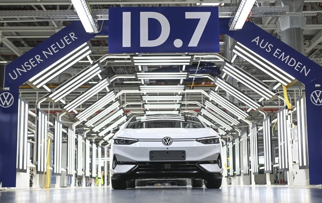 Auf ihm ruhen viele Hoffnungen bei VW: das neue E-Auto ID.7  | Foto: Lars Penning (dpa)
