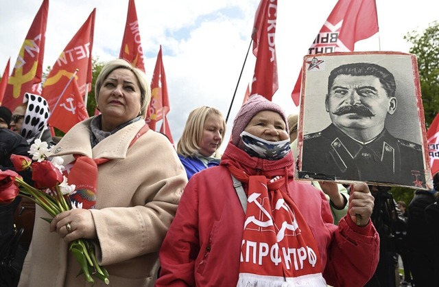 Russische Kommunisten feiern im Mai 2023 den Diktator Stalin.  | Foto: IMAGO/Ilya Pitalev