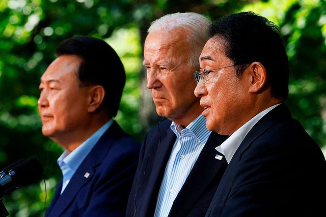 Gemeinsam gegen Nordkorea:  Sdkoreas ...d Japams Premier  Kishida Fumio (v.l.)  | Foto: CHIP SOMODEVILLA (AFP)