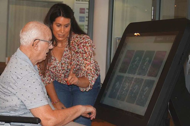 Lisa Juchheim erklrt den Care Table u... im digitalen Memory geschlagen geben.  | Foto: Ines Bode