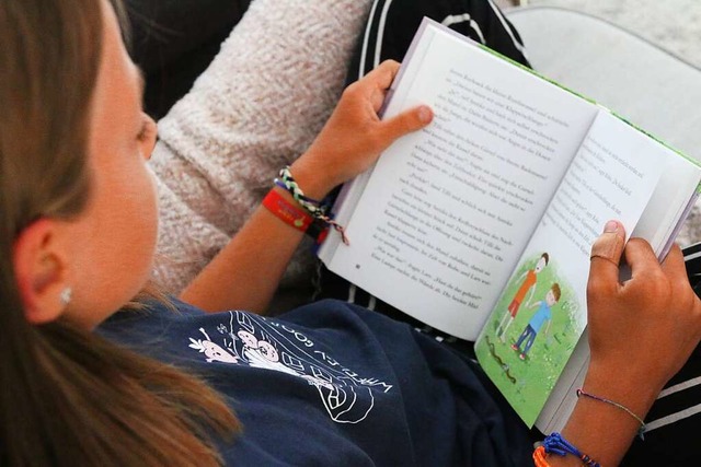 Grundschulkinder beim Lesen und Schrei... 4 Change mit ihrem Projekt Lesefuchs.  | Foto: Katharina Kubon