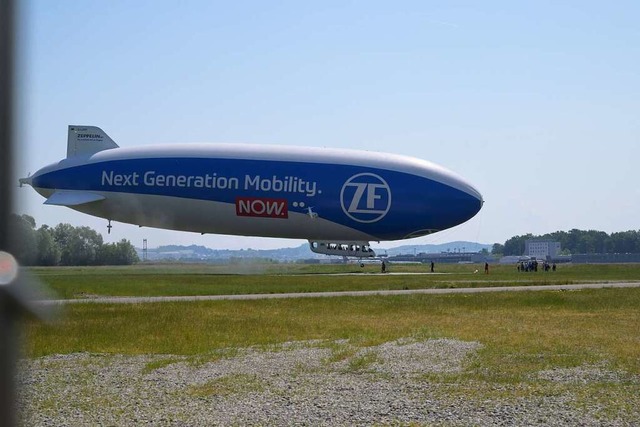 Ein Zeppelin, das im Mai 2023 in Friedrichshafen landet.  | Foto: Felix Kstle (dpa)