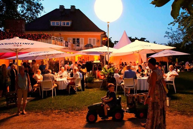 Ballonfrmige Leuchtkrper sorgen fr ...s Licht auf dem abendlichen Festplatz.  | Foto: Hubert Rderer