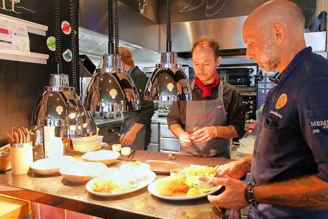 Besuch in der Restaurantkche: Thomas ...r Pfarrwirtschaft, checken die Teller.  | Foto: Ruth Seitz