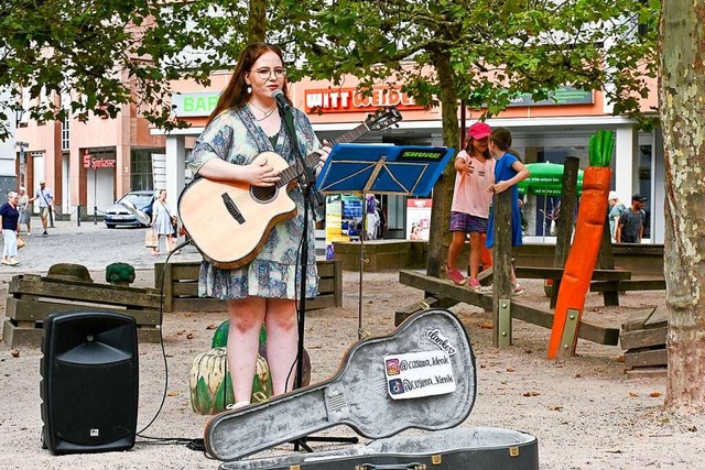 Cosima Klenk bei ihrem Auftritt   beim Samstags-Wochenmarkt auf dem Marktplatz    | Foto: Endrik Baublies