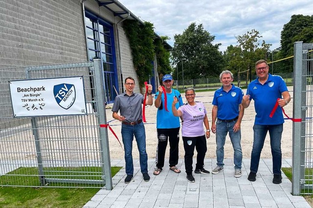 Die Freude steht ihnen ins Gesicht ges...n und Gemeinde erffnen den Beachpark.  | Foto: Mario Schneberg