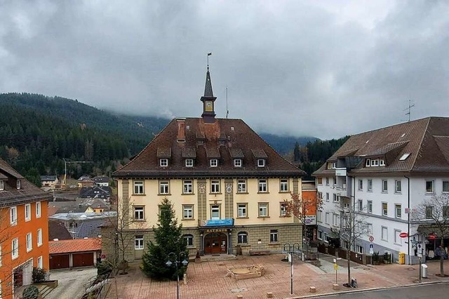 Dunkle Wolken ber dem Rathaus: Werden...n Zukunft noch genug Fachkrfte haben?  | Foto: Stefan Mertlik