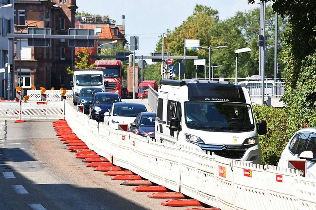 An der Stadtdurchfahrt wird der Asphal...#8211; die Karawane zieht dran vorbei.  | Foto: Rita Eggstein